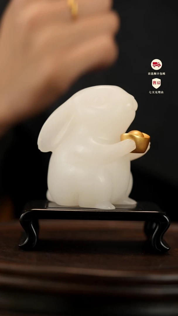 云南石荔枝白雕刻：元宝兔摆件（荔枝白）