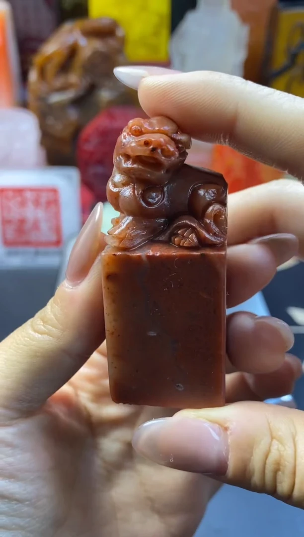 寿山石印石红石古兽貔貅回头印钮-无印面