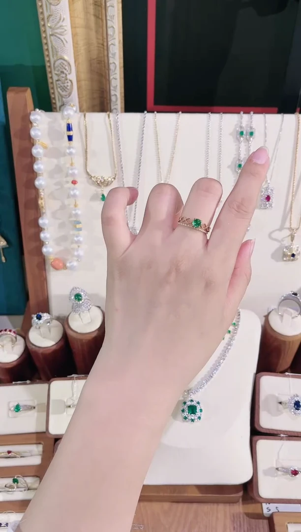 祖母绿戒指18K金镶嵌祖母绿钻石戒指