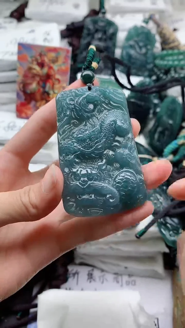 翡翠未镶嵌颈饰9