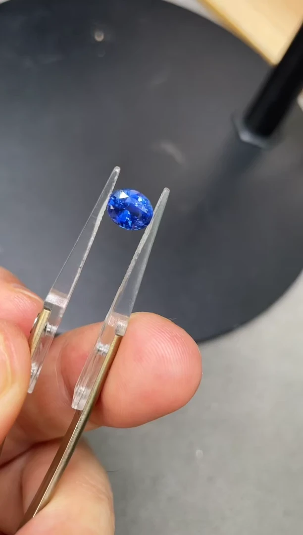 裸石蓝宝石无烧2.05克拉椭圆浓郁矢车菊