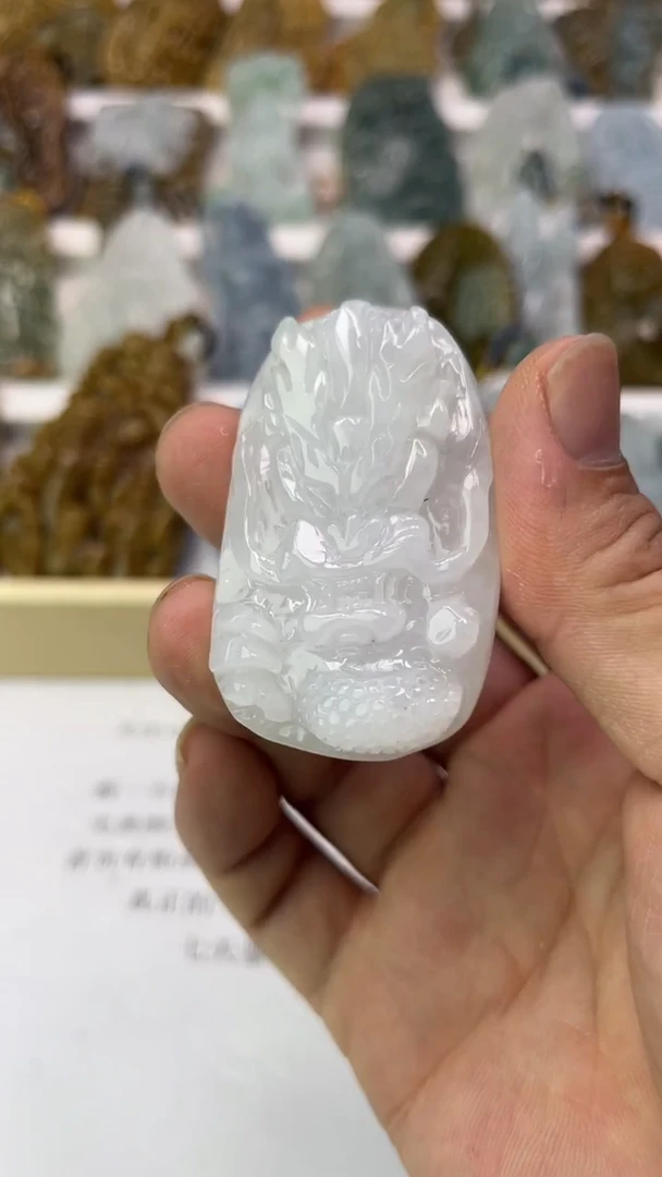 翡翠未镶嵌颈饰是**燕天然翡翠
