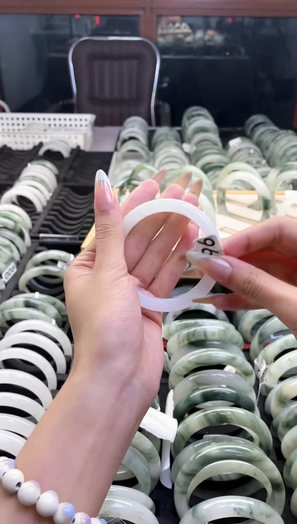 未镶嵌手镯石英质玉965