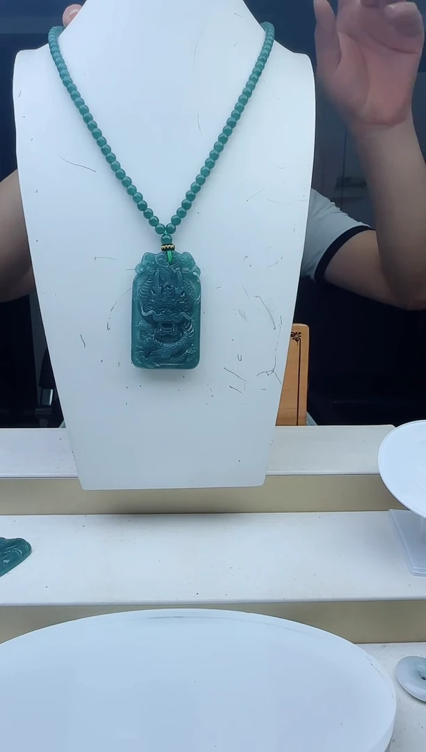 颈饰未镶嵌翡翠多样性发其中一