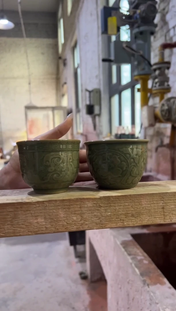 微瑕耀州窑青瓷牡丹纹缸杯+饕餮纹缸杯