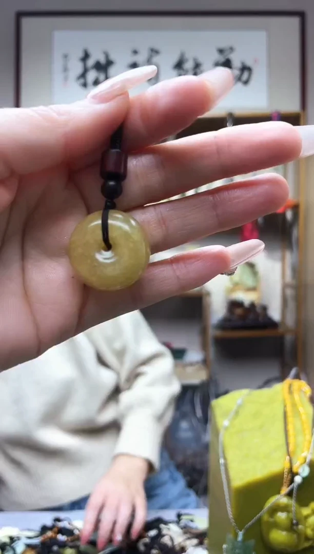 未镶嵌岫玉吊坠`