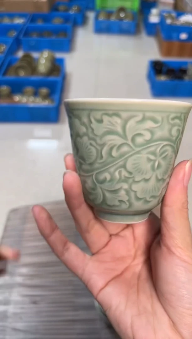 陶瓷青瓷牡丹纹隋行杯 微瑕