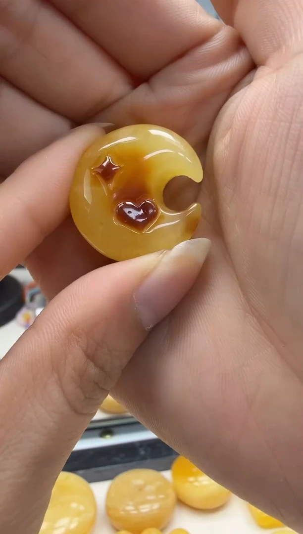 未镶嵌琥珀裸石如图