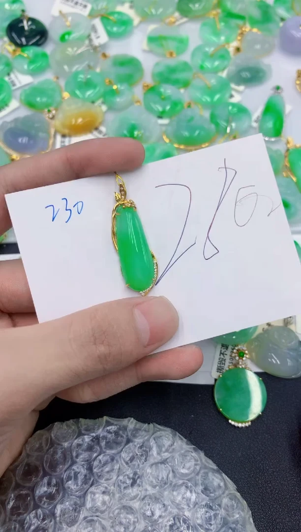 颈饰18K金镶嵌翡翠琳*?1111111