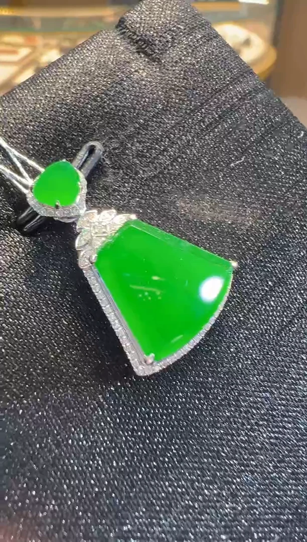 【闪购商品】翡翠吊坠(不含链)18K金镶嵌