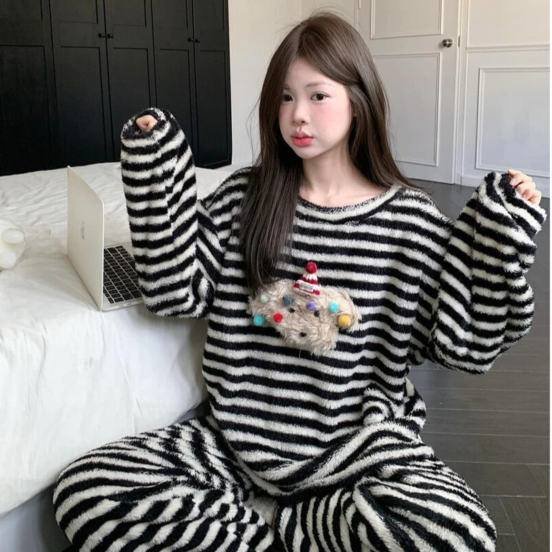 可爱小狗撞色条纹法兰绒睡衣女款冬季新款宽松加厚保暖家居服套装