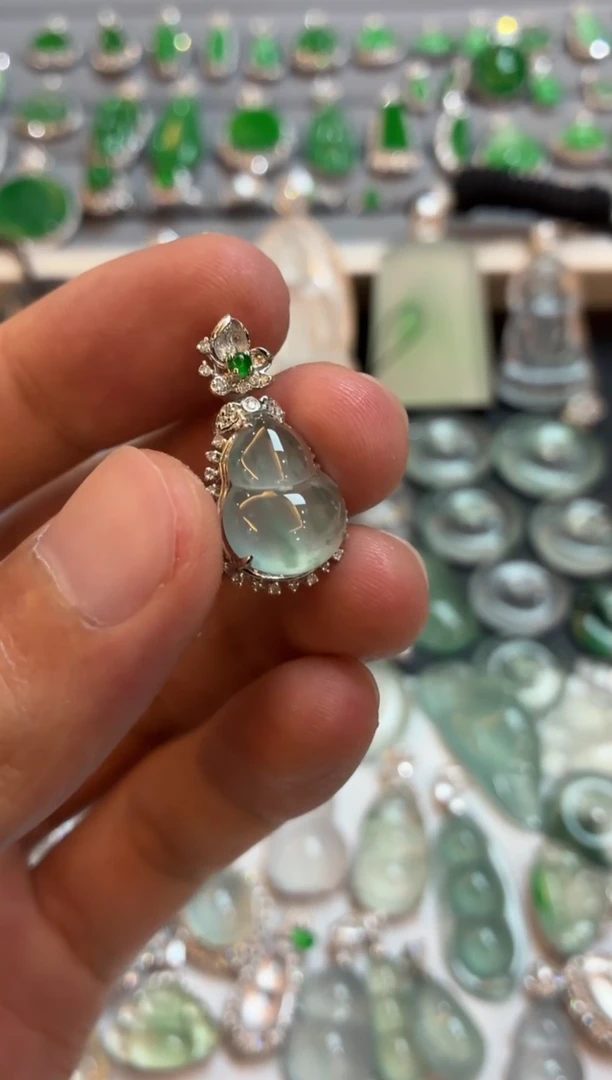 吊坠(不含链)18K金镶嵌翡翠葫芦