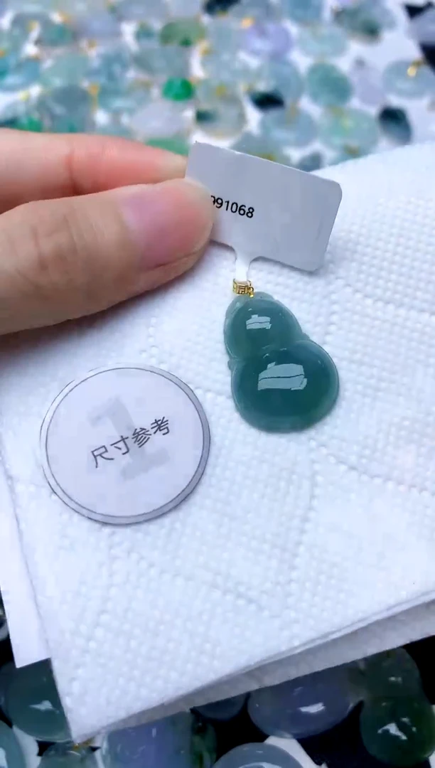 颈饰18K金镶嵌翡翠天然A货翡翠