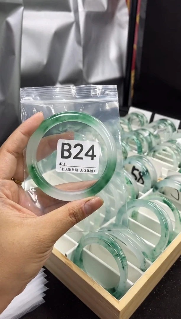 【闪购商品】石英岩玉手镯未镶嵌B24