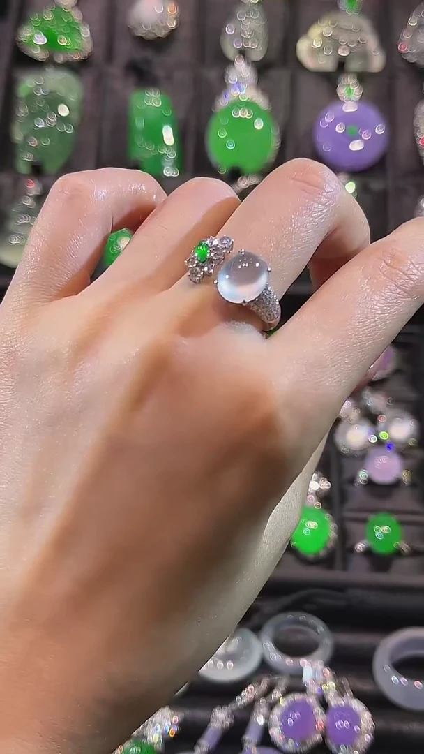 18K金镶嵌戒指翡翠戒指