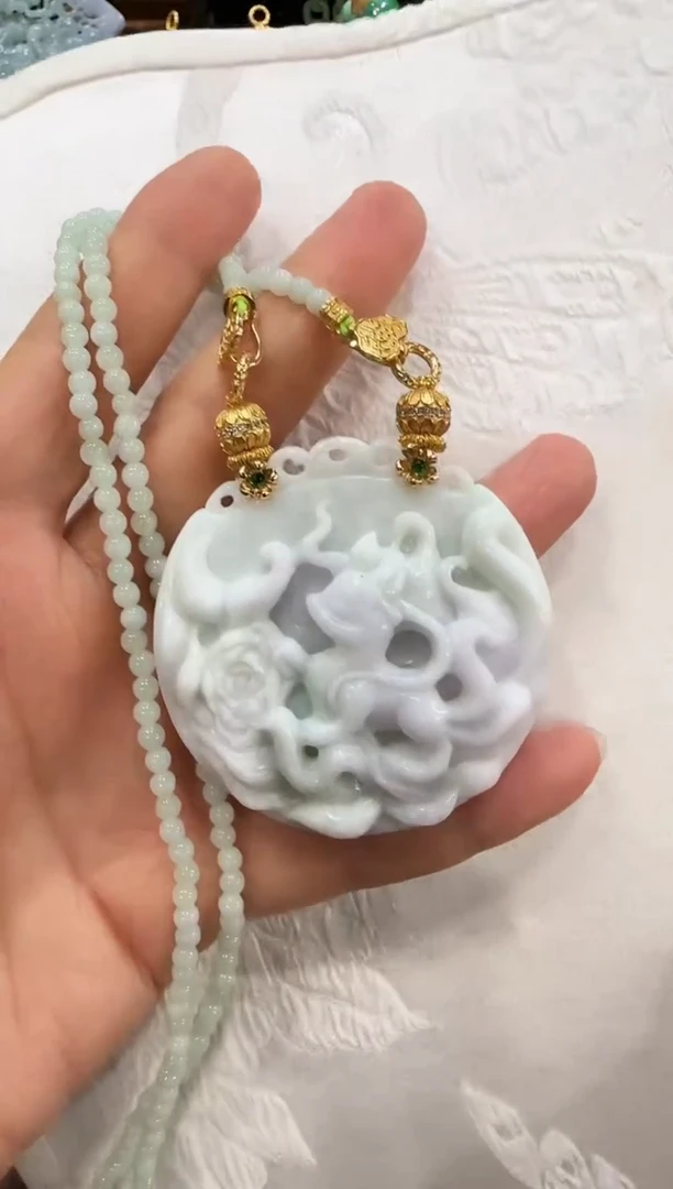 翡翠未镶嵌颈饰国风