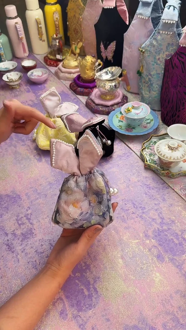7蓝色油画小兔茶事包