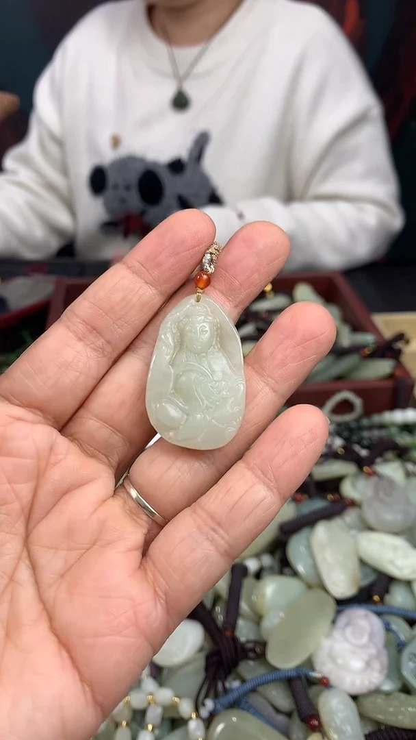 颈饰未镶嵌和田玉（多样性发一件）没有证书有瑕