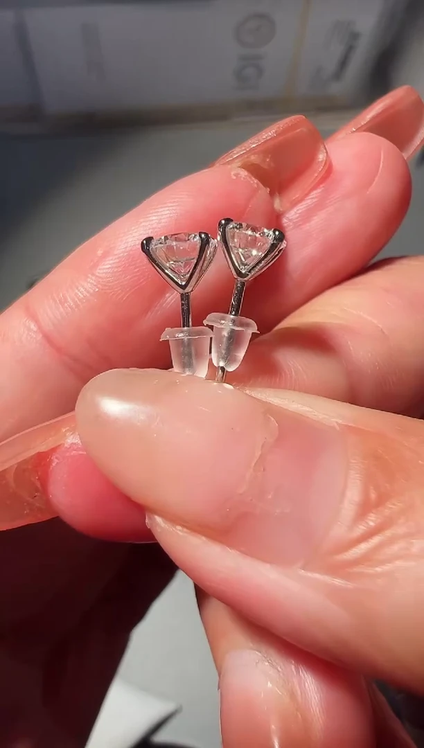 实验室培育钻石裸石未镶嵌50分4爪耳钉