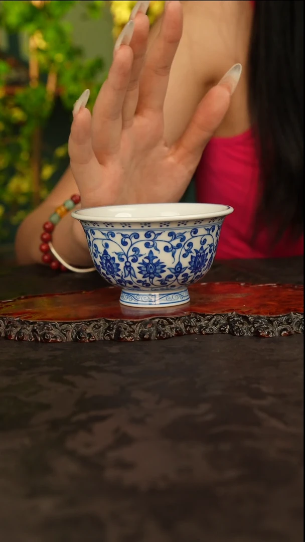 青花手绘缠枝莲主人杯