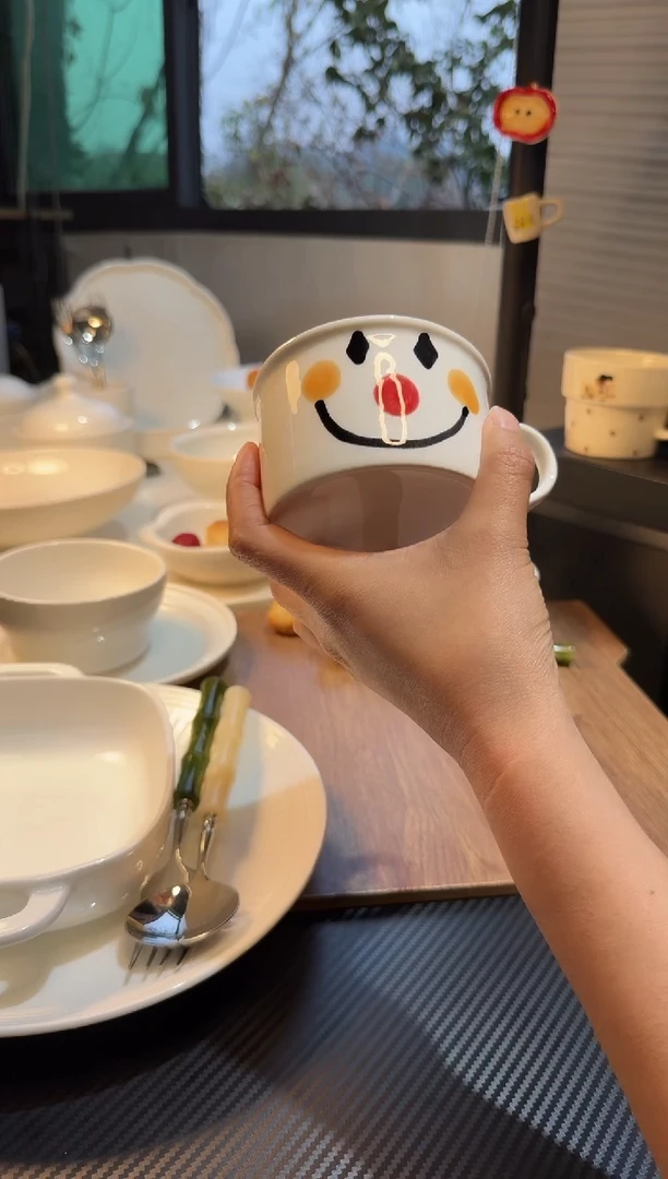 陶瓷手工绘画笑脸杯子