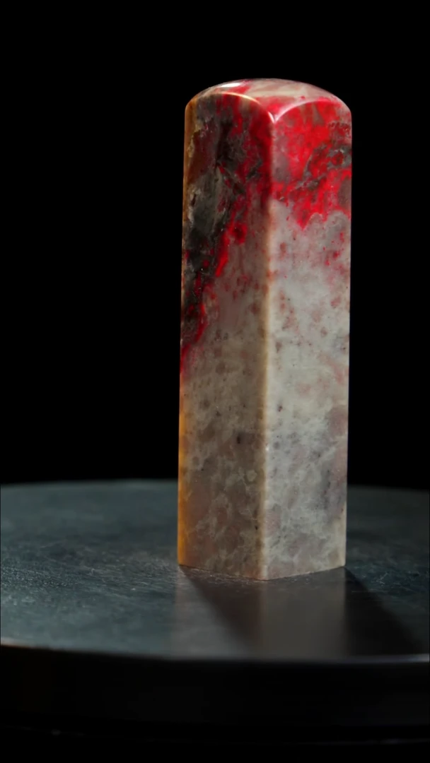 鸡血石牛角冻鸡血石