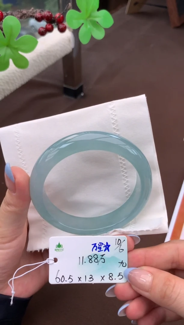 翡翠手镯未镶嵌自带#618活动#，联系客服核对地址~