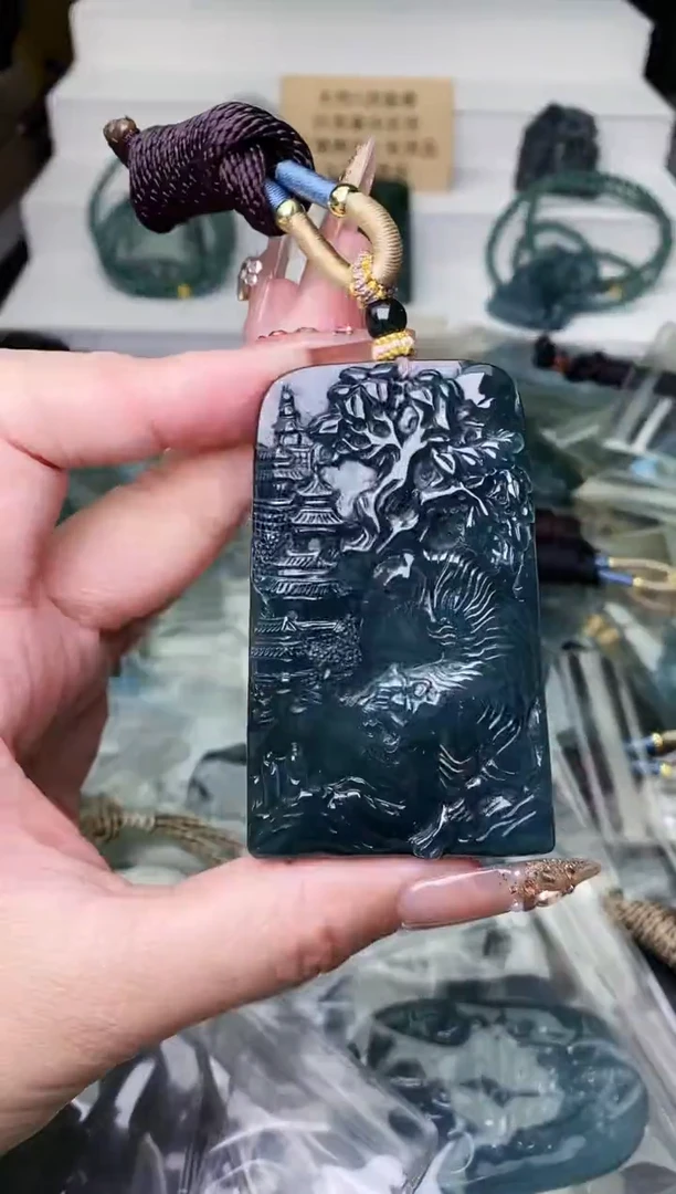 颈饰未镶嵌翡翠