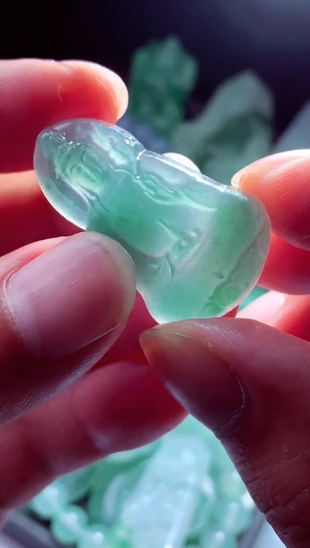 未镶嵌定制翡翠流****?翡翠毛货定制