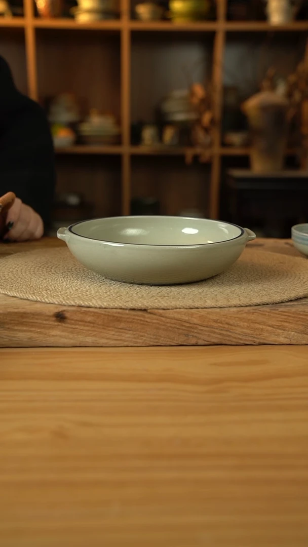 蓝边青云系列的8英寸双耳盘1个