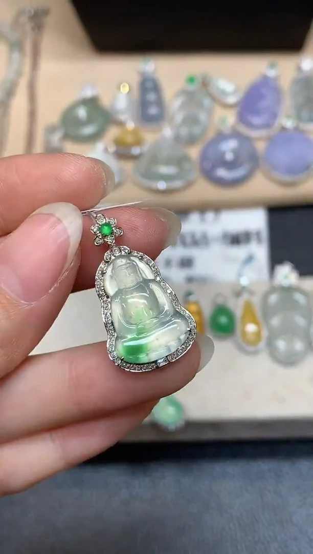 颈饰18K金镶嵌翡翠观音【无服务费