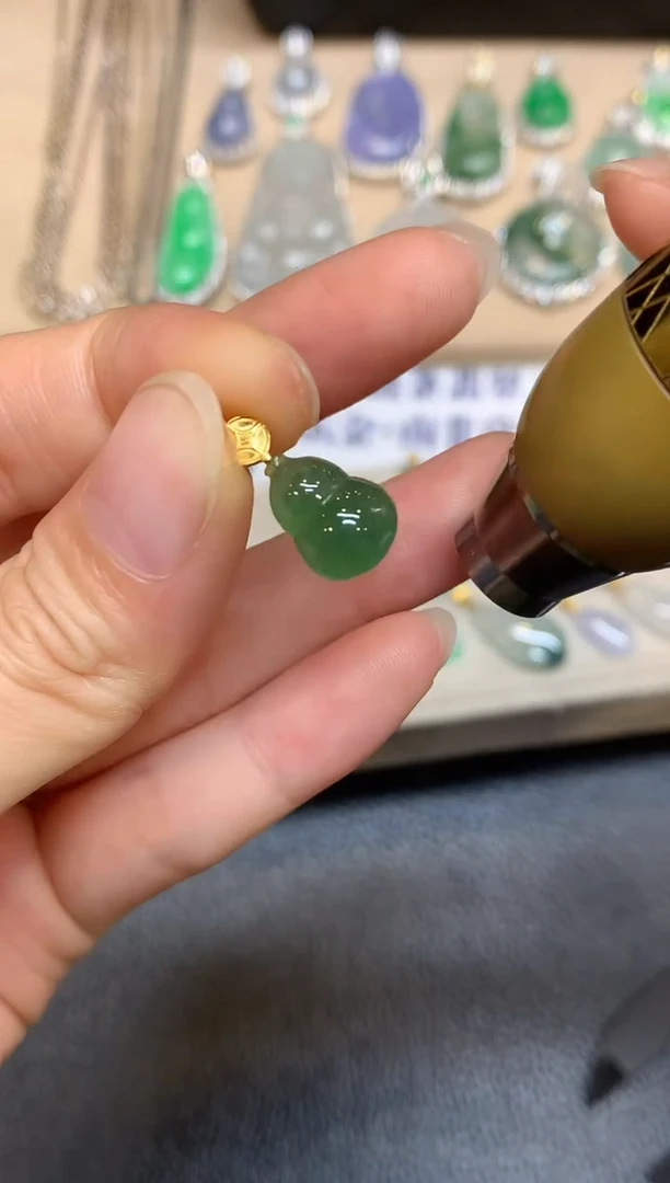 颈饰18K金镶嵌翡翠葫芦【无服务费