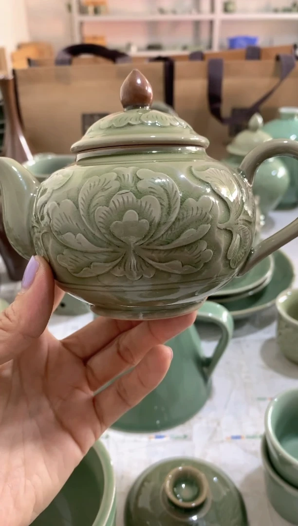 瓷片022719 手工刻花桃顶壶1只 微瑕