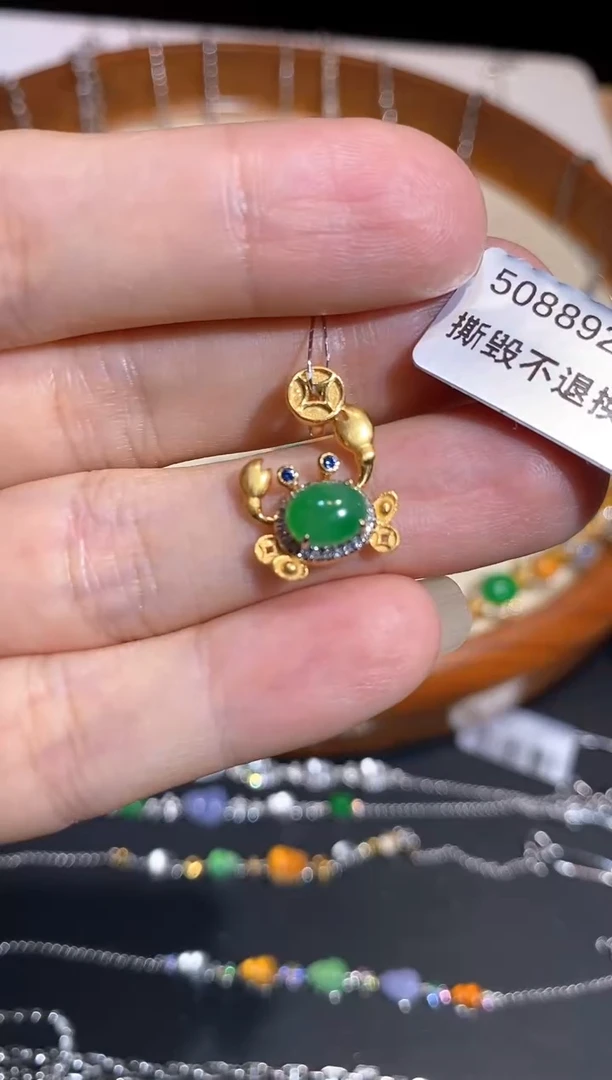 颈饰18K金镶嵌翡翠吊坠
