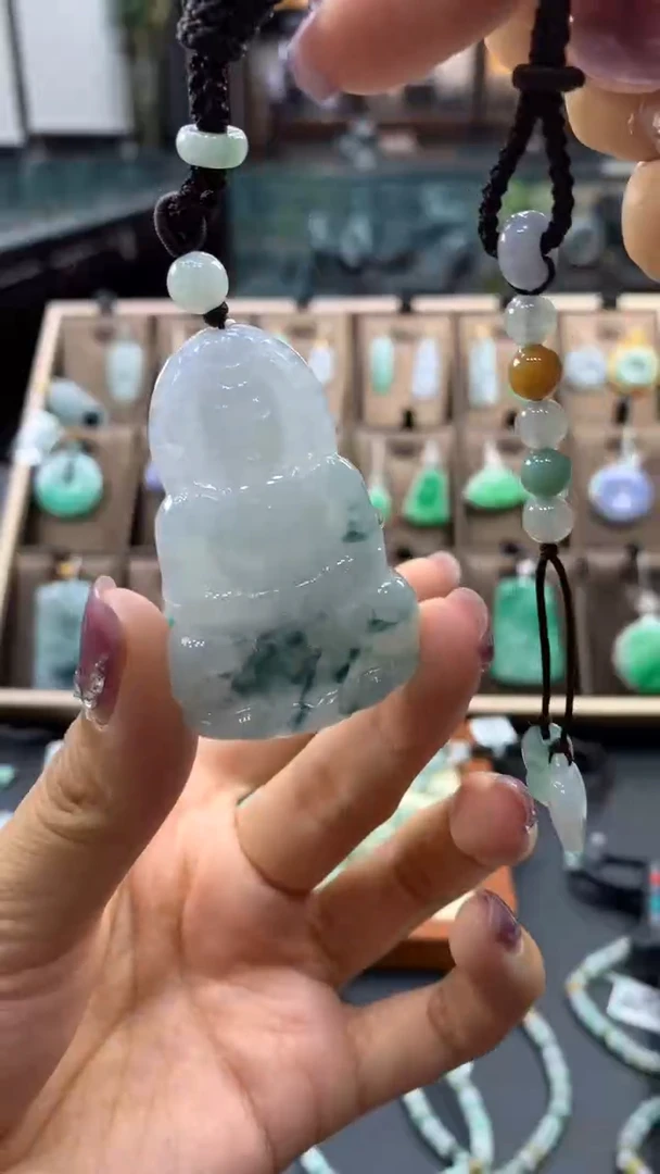 翡翠未镶嵌颈饰观音