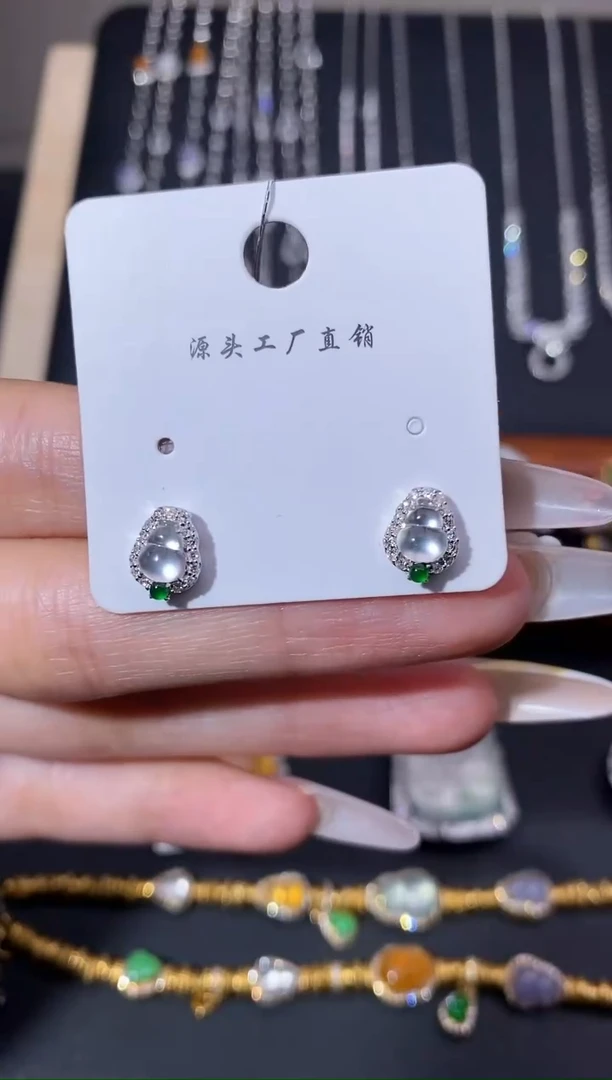 颈饰18K金镶嵌翡翠耳饰