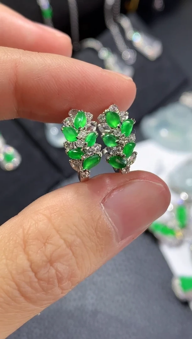 18K金镶嵌翡翠耳饰绿随形耳包