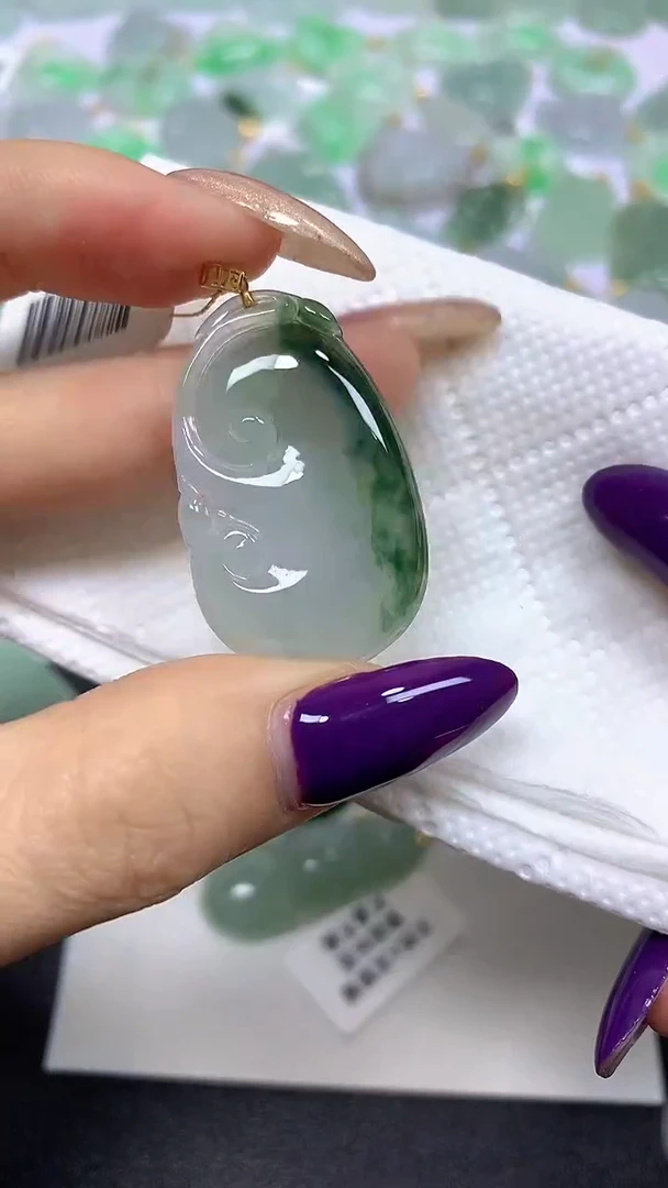 颈饰18K金镶嵌翡翠