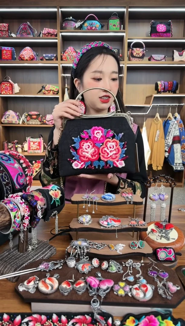 【闪购商品】织绣A32蒙阿苏苗绣传承