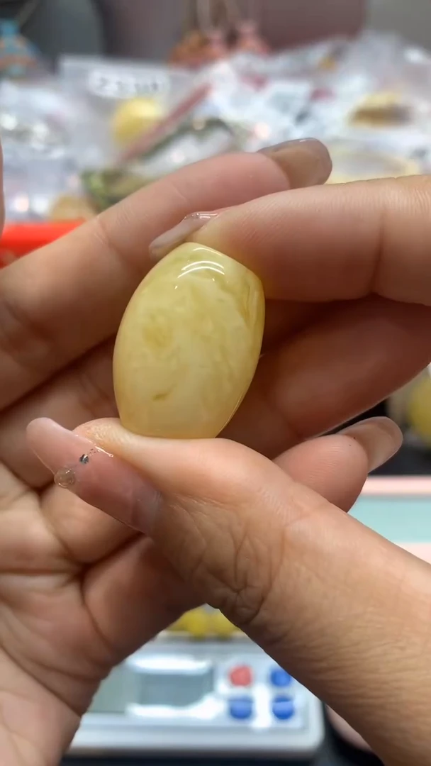 未镶嵌琥珀珠宝奇石185