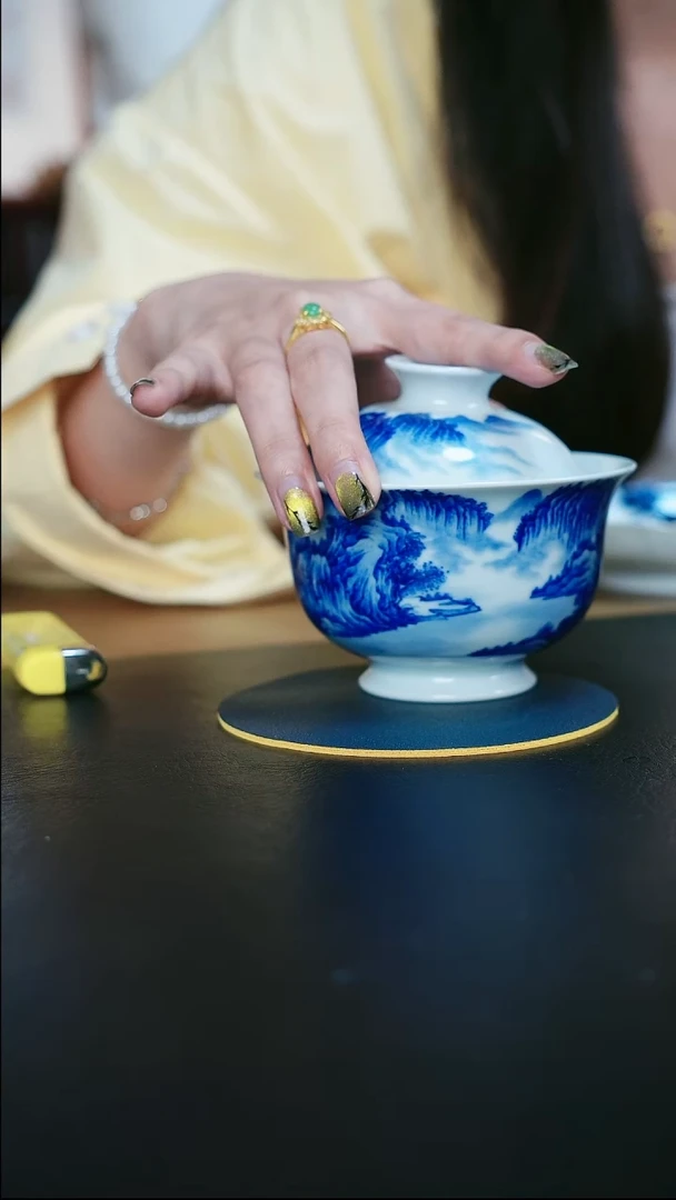 青花现代山水盖碗