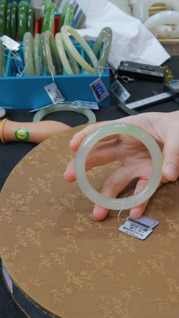 和田玉手镯未镶嵌58圈口正装冰白底一口翠（多样性发货一件）