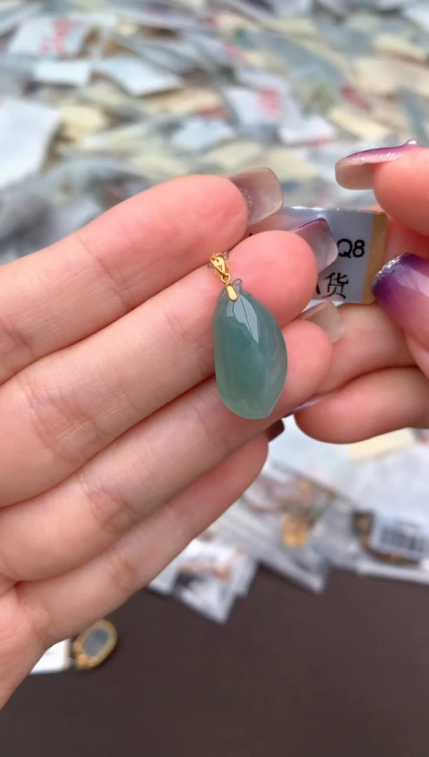 翡翠挂件18K金镶嵌—