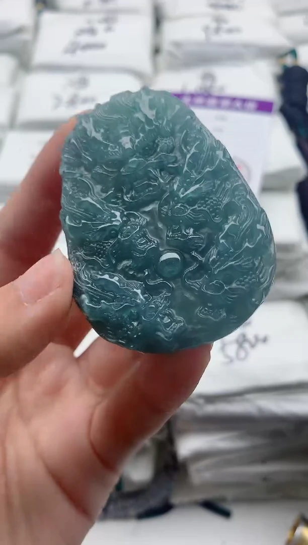 翡翠未镶嵌颈饰··········