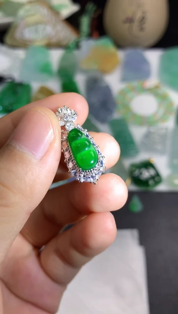 颈饰未镶嵌翡翠