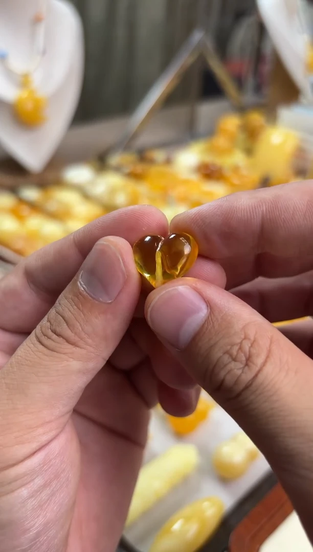 未镶嵌琥珀裸石屁桃