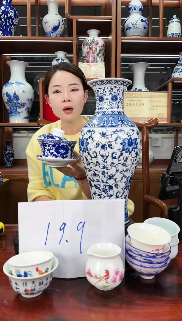 B01景德镇青花缠枝莲三才盖碗1只