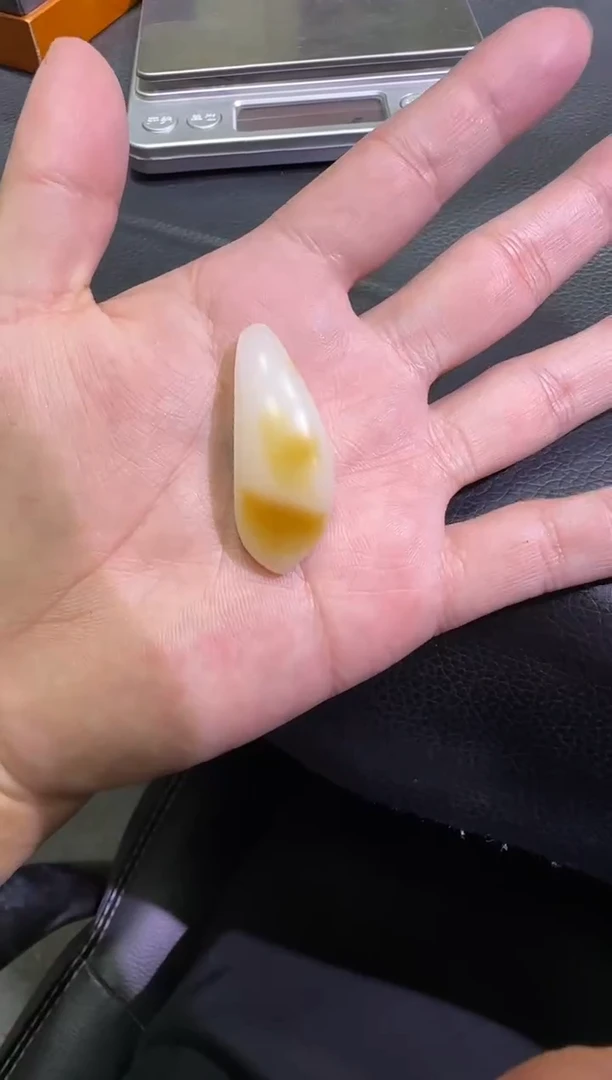 吊坠(赠链)未镶嵌和田玉金山糖白吊坠(产地直发）