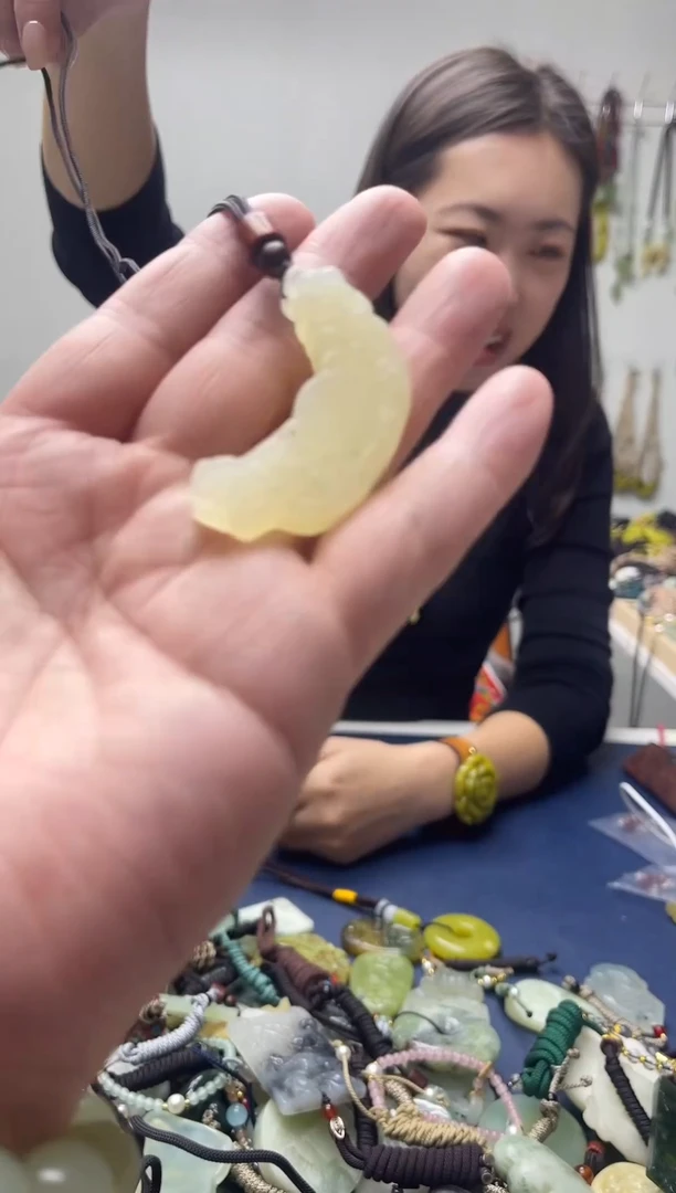 未镶嵌岫玉颈饰·