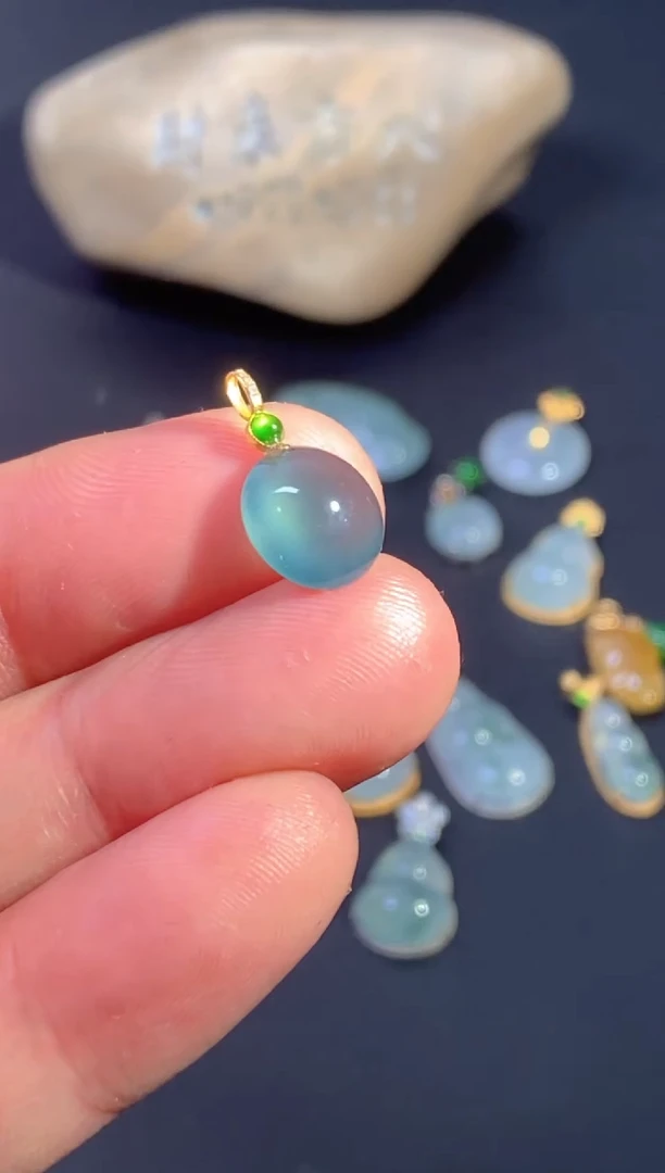 颈饰18K金镶嵌翡翠